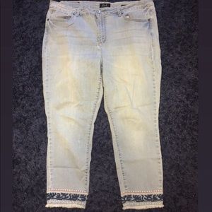 Cropped pants with a patterned ankle